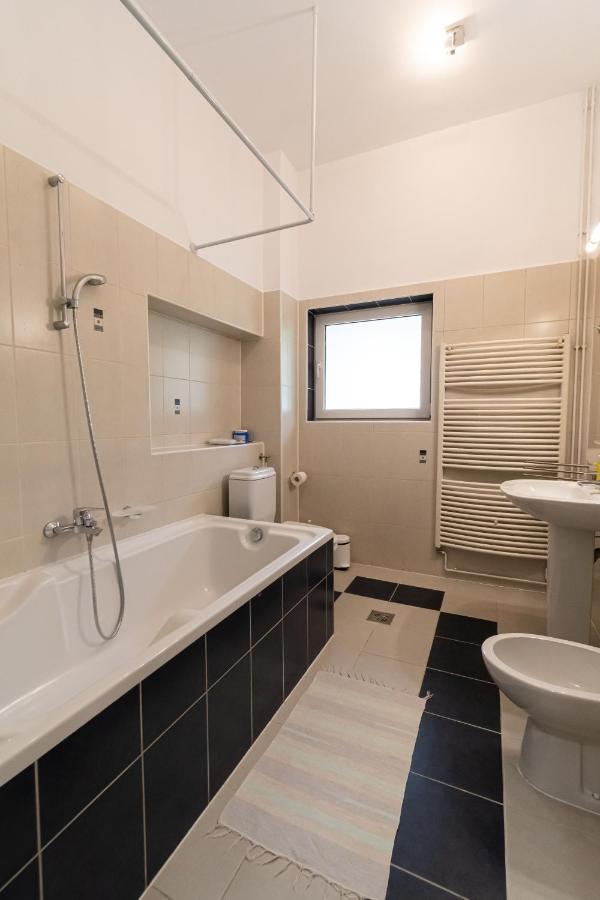 Residence 48 Beautiful Building Within Moments From The Old Town Of Brasov Exterior photo